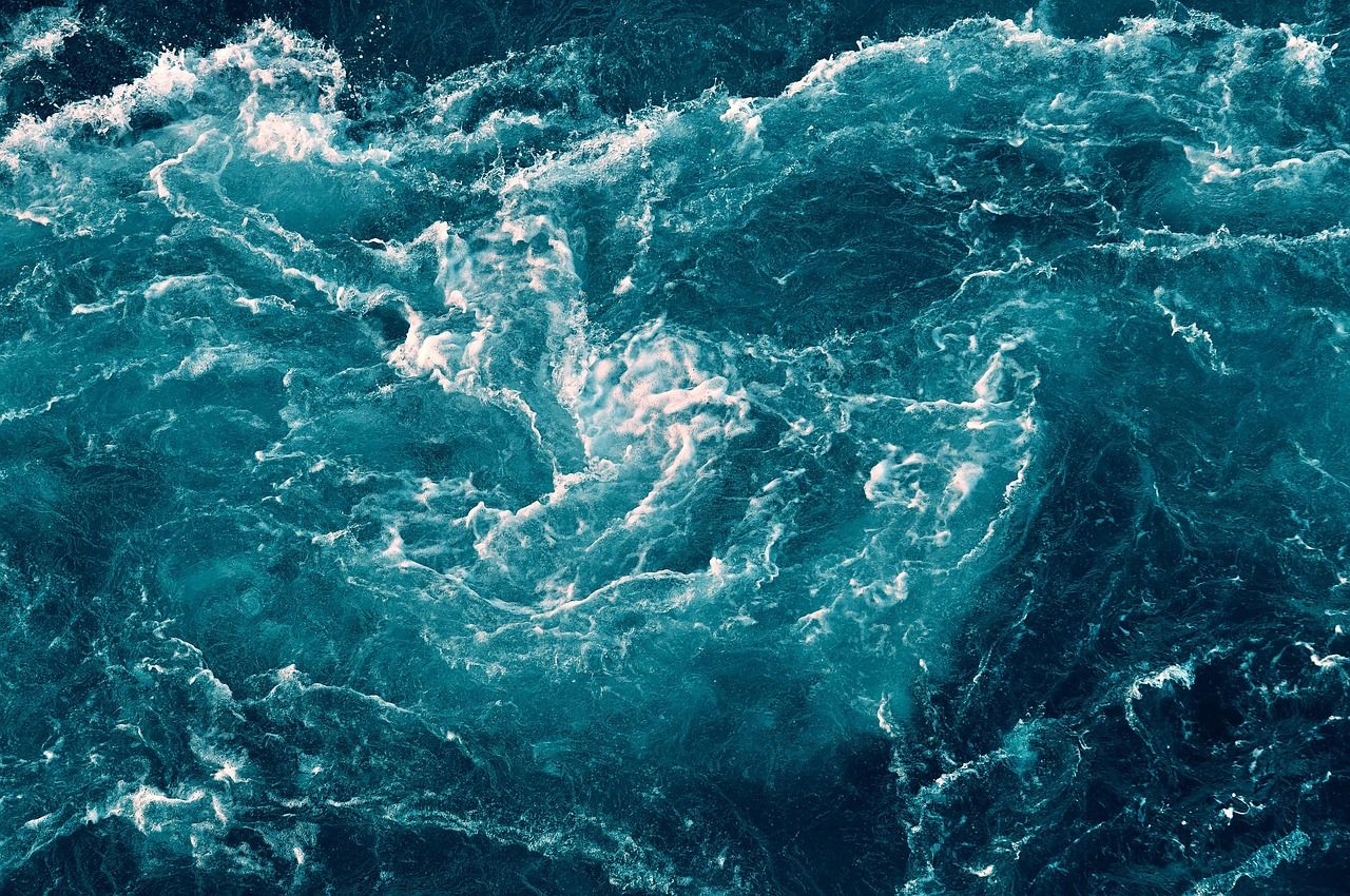 entdecken sie die möglichkeiten der energiegewinnung aus ozeanwellen: innovative technologien, vorteile für die umwelt und das potenzial für erneuerbare energien weltweit.